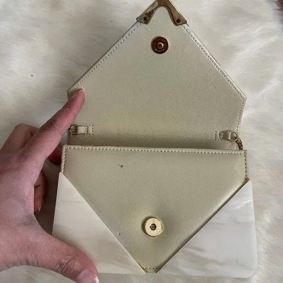 White mother of pearl look plastic & leather purse 1970s 1980s - Picture 3 of 7